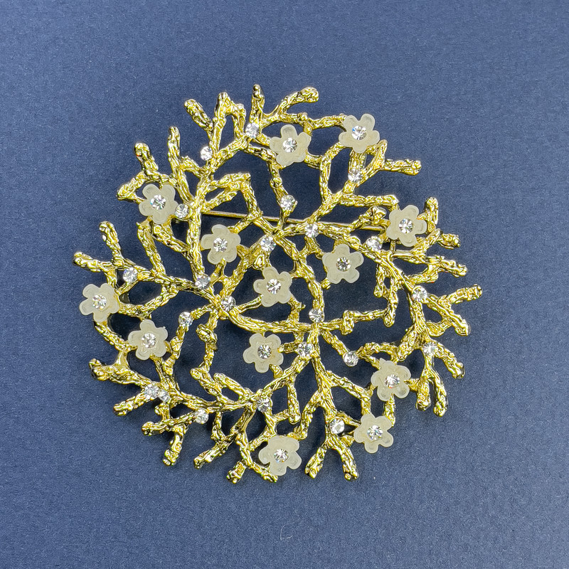 סיכת תליון ענפים עם פרחים לבנים ואבני סטרז לבנים ממתכת מוזהבת, קוטר 60 מ״מ+