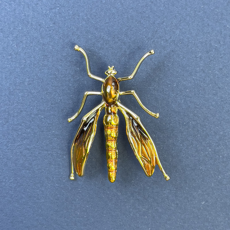 סיכת חרק בצבע זהוב, מתכת זהובה, קוטר 39 מ״מ, אורך 42 מ״מ+-