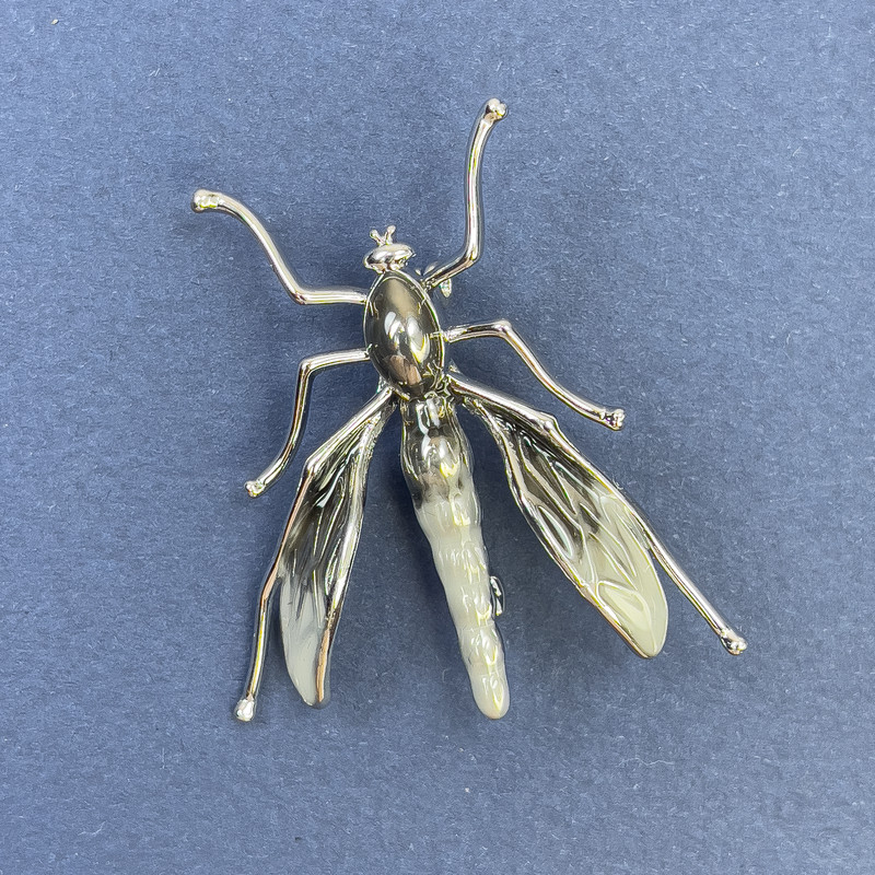 סיכת חרק בצבע כסוף-אפור, קוטר 39 מ"מ ±, אורך 42 מ"מ ±