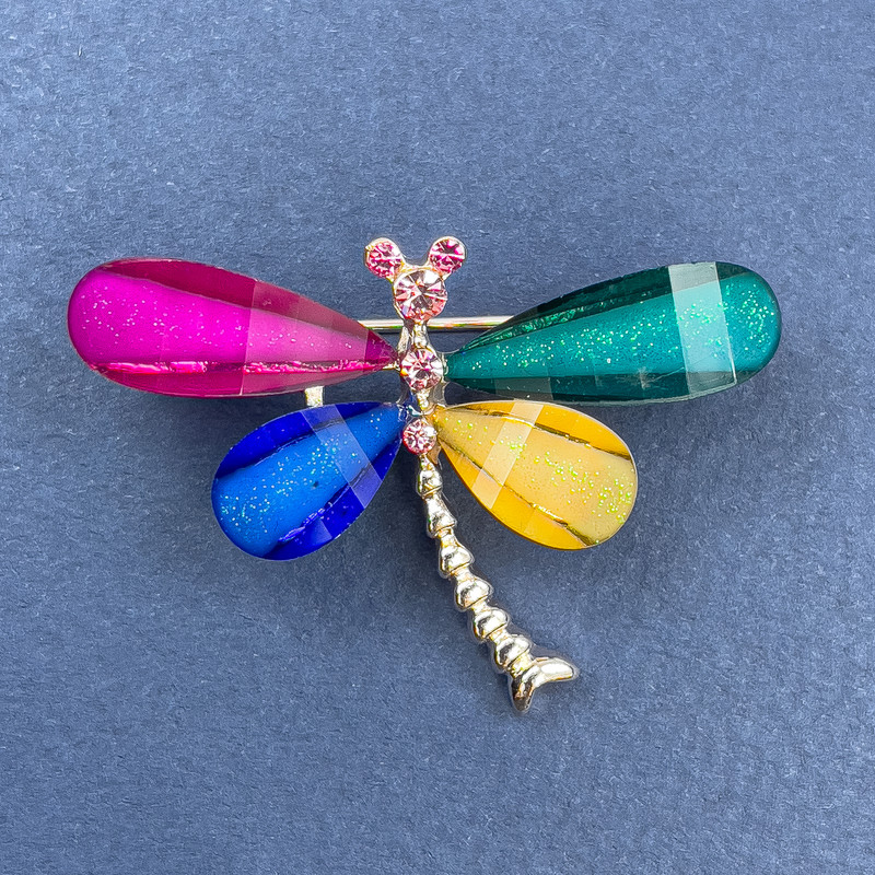 סיכת פרפר עם קריסטלים לבנים ולורודים בצבעים שונים, מתכת זהובה, קוטר 40 מ״מ, אורך 30 מ״מ