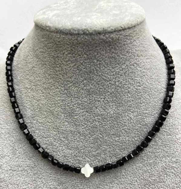 צ'וקר טורמלין קוביה מחוספסת, קוטר 4×4 מ״מ ± שיבוץ פרלאמוטר, אורך 35–40 ס״מ ± עם סגר