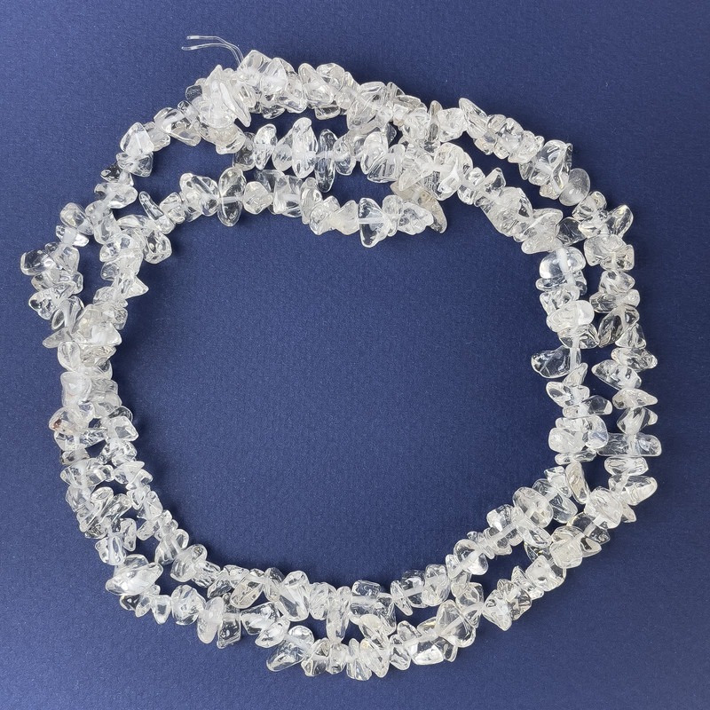 חרוזים מקריסטל ההרים - גרגר קטן 7-15×3-6 מ״מ ± על חוט, אורך 78 ס״מ+