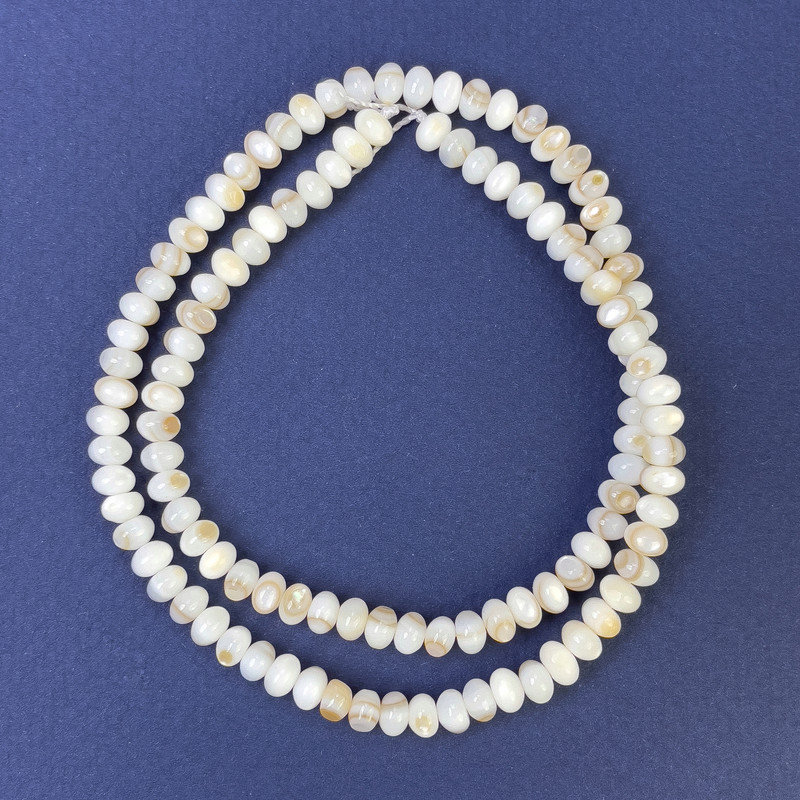 חרוזים פרלאמוטר טבעיים בצורת רונדל 5×3 מ״מ+- על חוט, אורך 39 מ״מ+