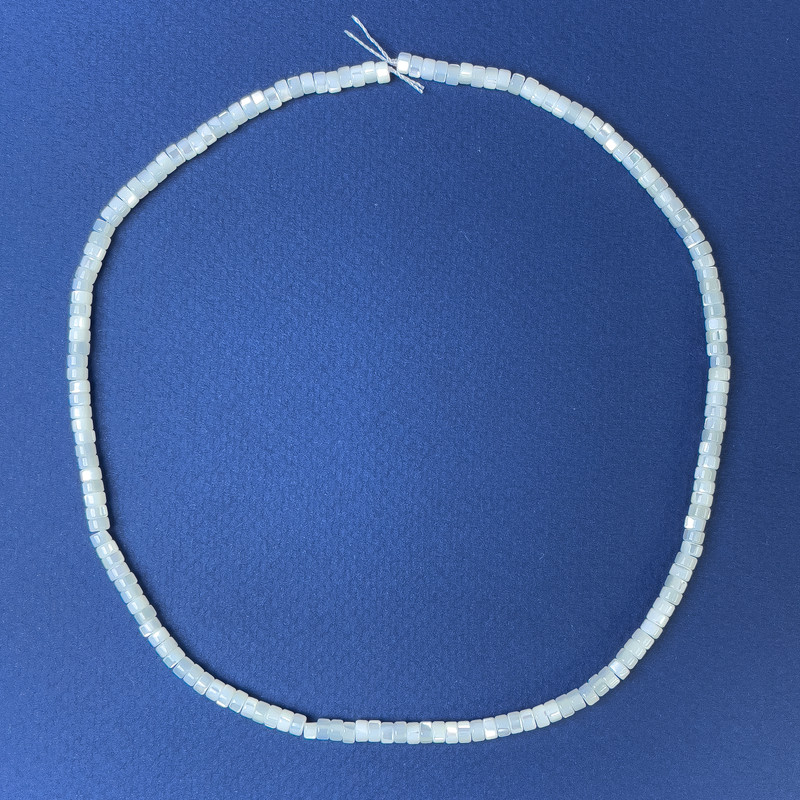 חרוזים מפרלאמוטר טבעיים בצורת רונדל 4×2 מ״מ על חוט, אורך 39 ס״מ