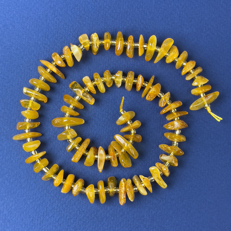 חרוזי ענבר שברי 10×3 מ״מ ± עם חרוזים זעירים, קוטר 3 מ״מ ± על החוט, אורך 38 ס״מ+