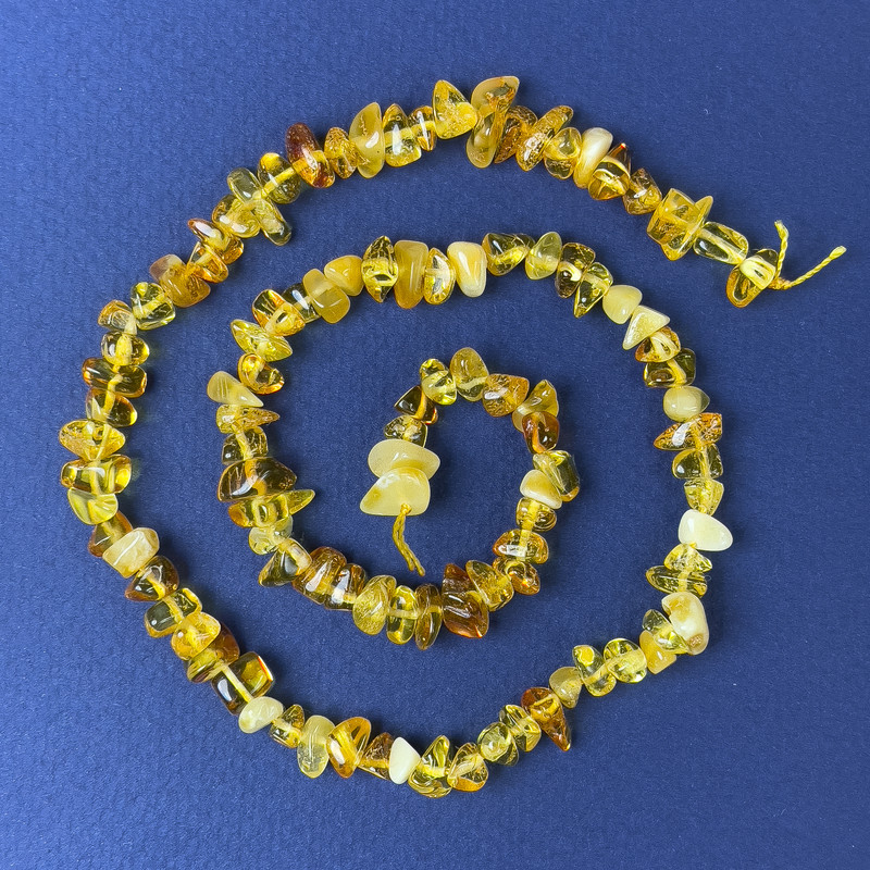 חרוזי ענבר פירור 7×4 מ״מ± על חוט, אורך 38 ס״מ+