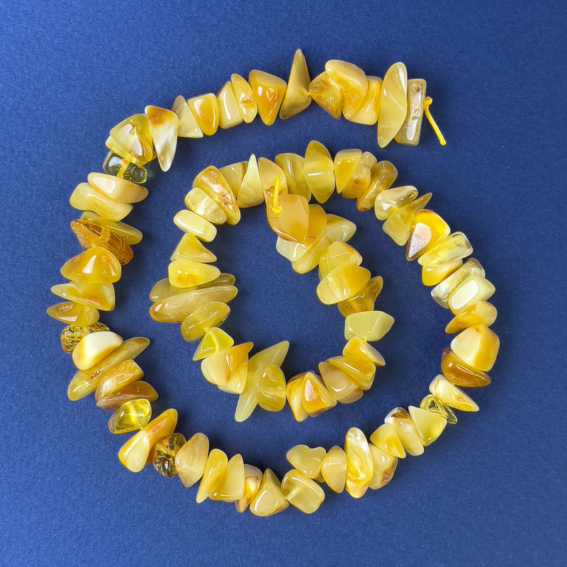 חרוזי אמבר שבבים 11×5 מ״מ על חוט, אורך 38 ס״מ+