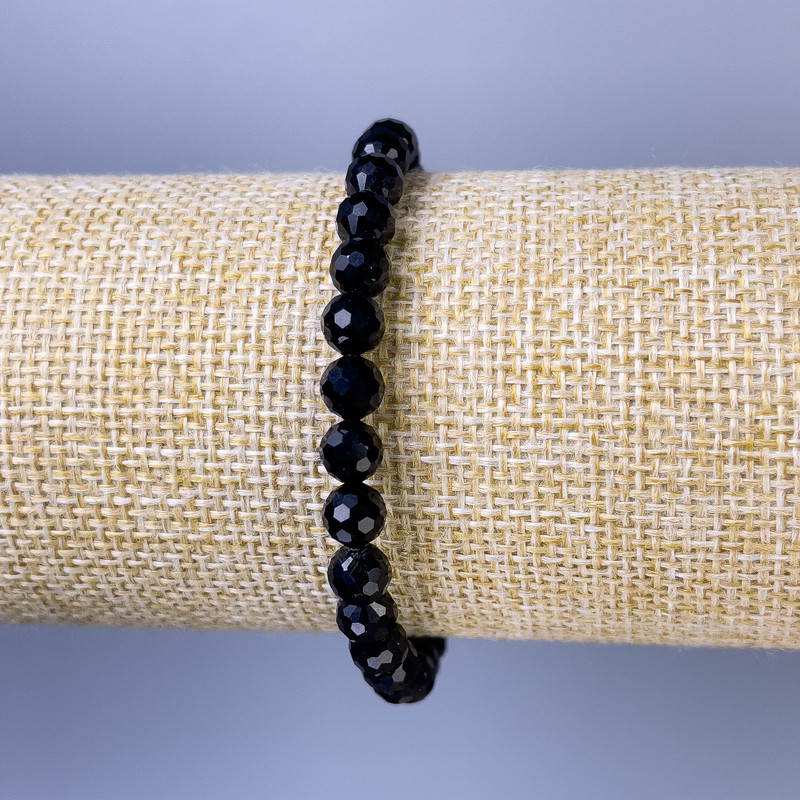 צמיד טורמלין כדור חרוט, קוטר כ-6 מ״מ, אורך 18 ס״מ, אלסטי