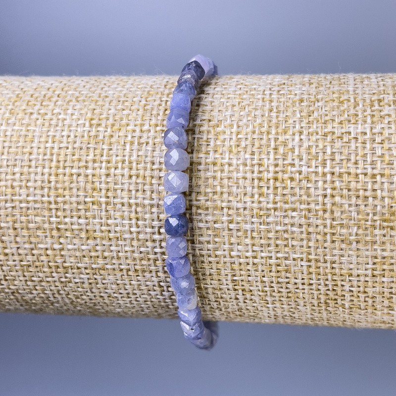 צמיד ספיר מגולף בקובייה, קוטר 4 מ״מ, אורך 18 ס״מ, על בסיס אלסטי