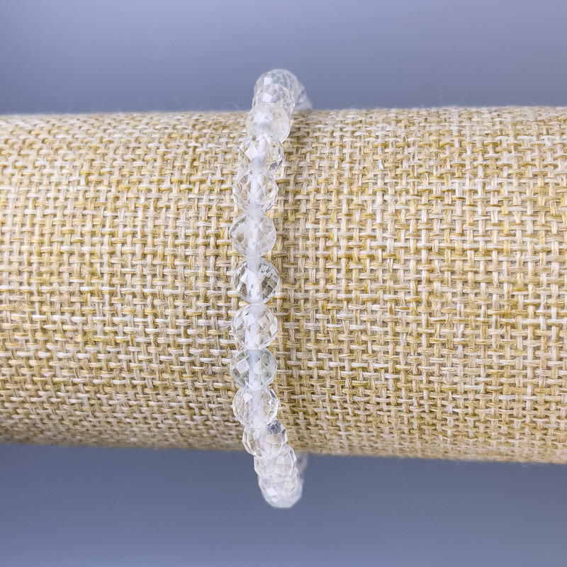 צמיד קריסטל הררי מלוטש בקוטר 6 מ״מ, אורך 18 ס״מ ± סטרץ