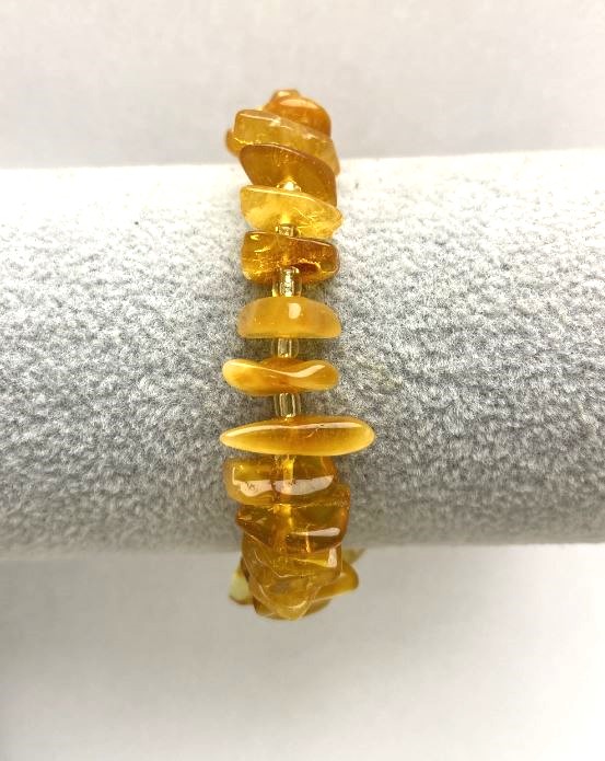 צמיד ענבר גרגר, קוטר 9-12×2-4 מ״מ, עם חרוזים, אורך 18 ס״מ, אלסטי