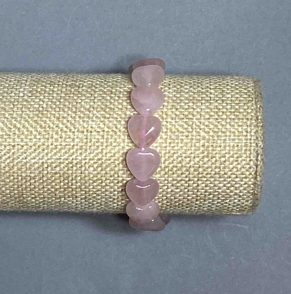 צמיד קוורץ ורוד בצורת לב, קוטר 12×12 מ״מ (±), אורך 18 ס״מ, אלסטי