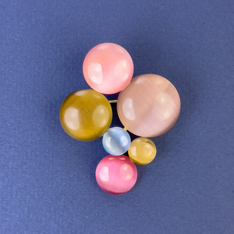 סיכת תליון צבעונית «עין החתול» 43×33 מ״מ – מתכת זהובה