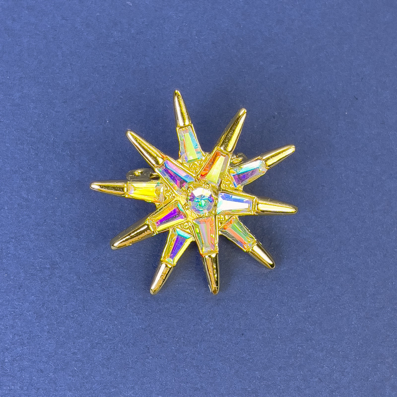 סיכת «כוכב» סטראזים צבעי הקשת מתכת זהובה 30 מ״מ+