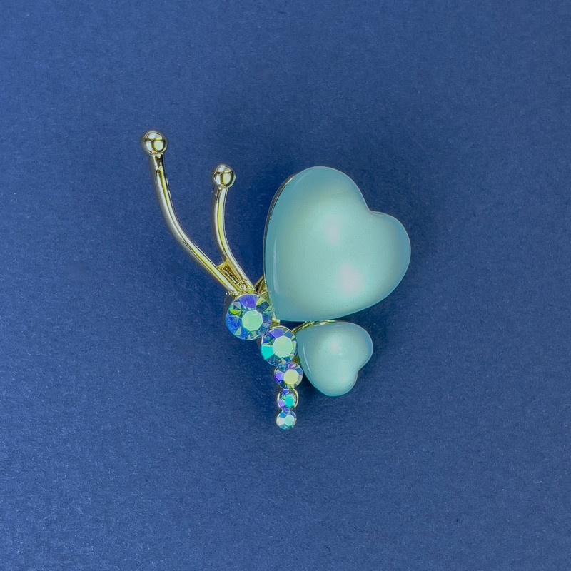 סיכת פרפר, קוטר 34×21 מ״מ ± כחולה עין חתול, קריסטלים ומתכת מוזהבת