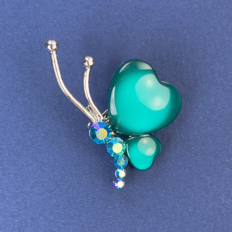 סיכת פרפר, קוטר 34×21 מ״מ, ירוק עשיר עם עין חתול, זרקונים כסופים, מתכת כסופה