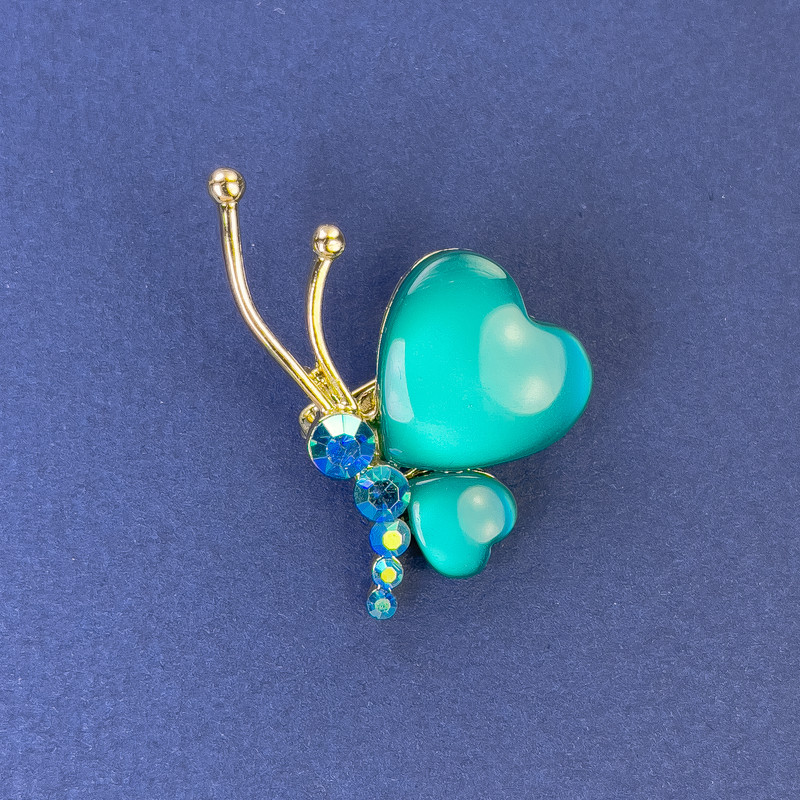 סיכת פרפר, קוטר 34×21 מ״מ, +- ירוקה אבן-עין-חתול, קריסטלים, מתכת זהובה