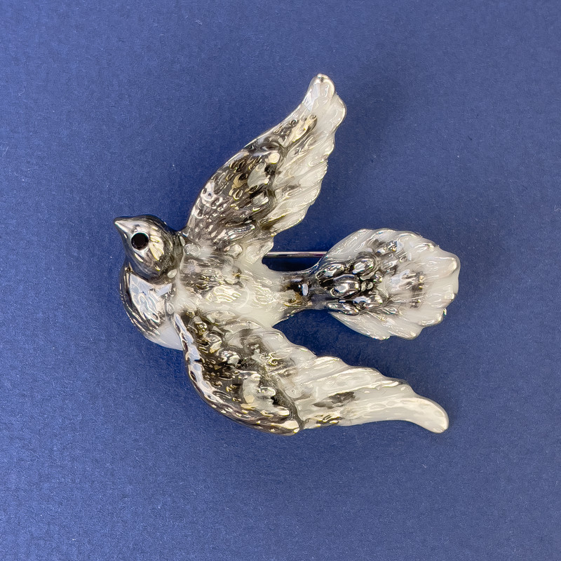 סיכת יונה, קוטר 40×45 מ״מ +- אמייל אפור, מתכת כסף