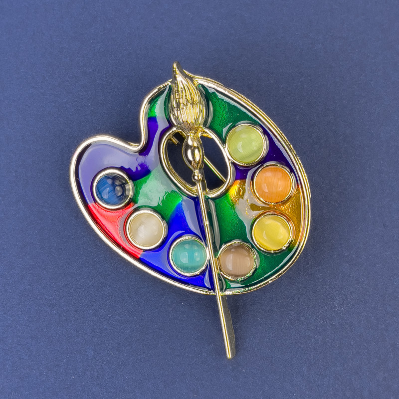 סיכת דש פלטה צבעונית מעין-חתול, אמייל ומתכת זהובה 39×32 מ״מ+