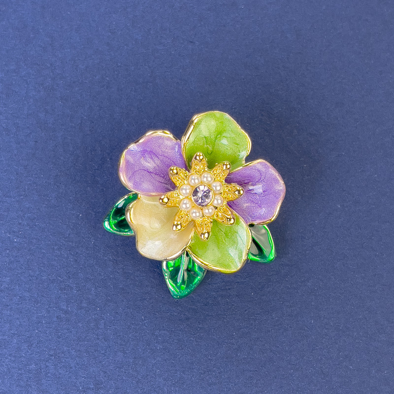 סיכת פרח, קוטר כ-25 מ״מ, אמייל מרובה צבעים, אבני סטרז