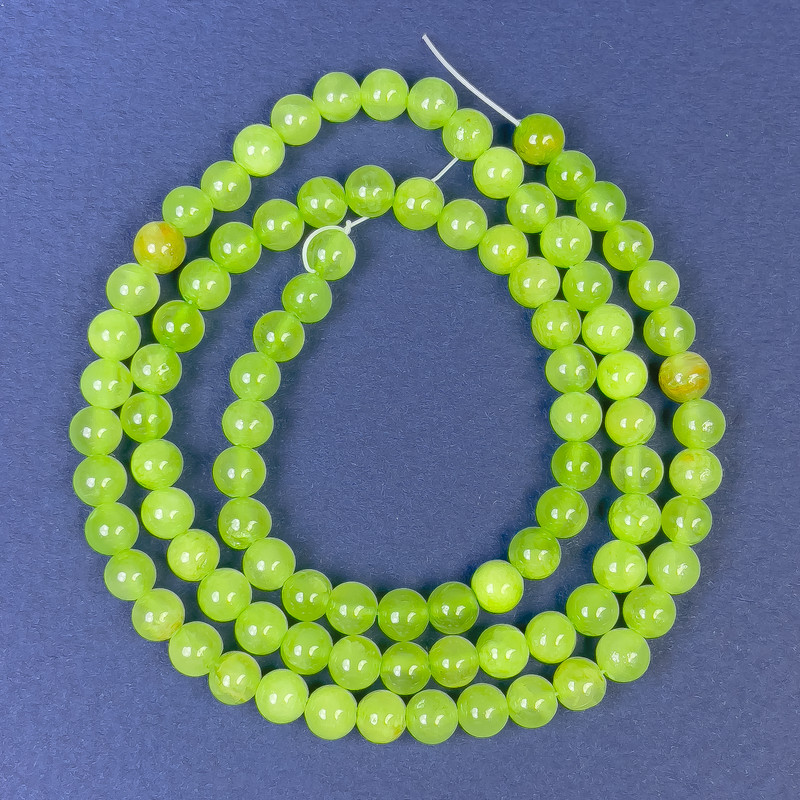 חרוזי אוניקס חלקים כדוריים, קוטר 4–5 מ״מ, אורך 40 ס״מ — על חוט