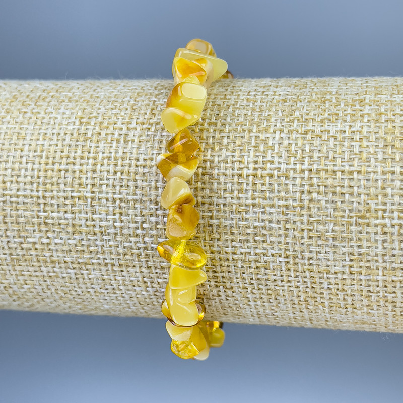 צמיד ענבר גרגרי, קוטר 6–10×3–5 מ״מ ±, אורך 18 ס״מ ±, בסיס אלסטי