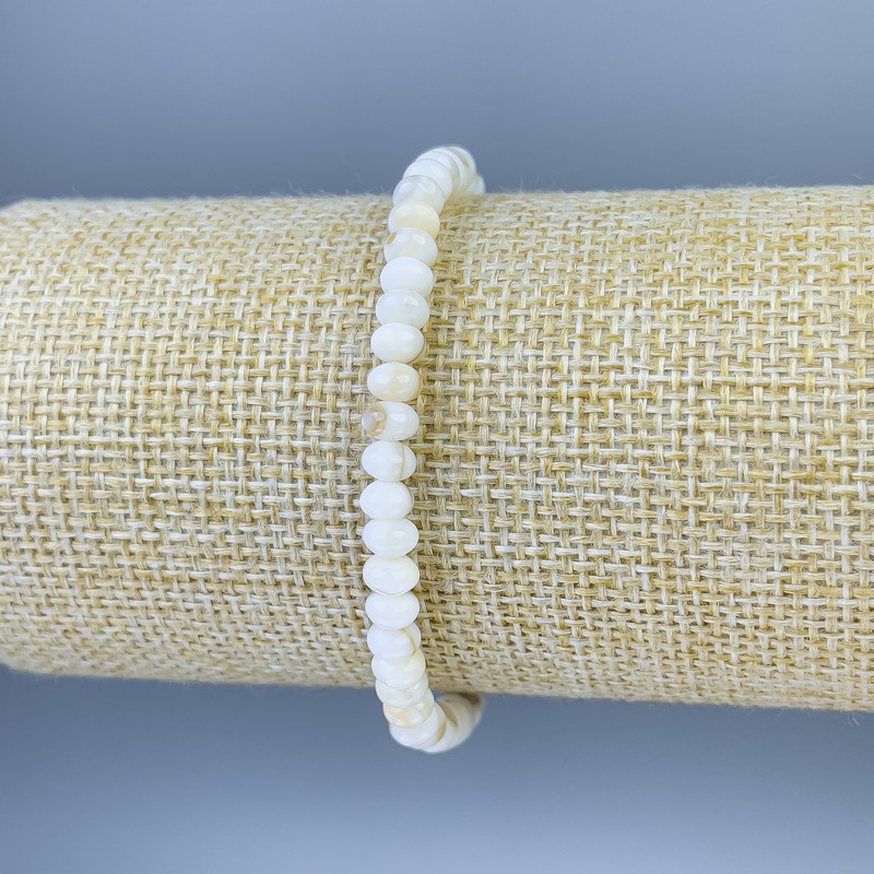 צמיד מפנינת אם בצורת רונדלים, קוטר 5×3 מ״מ, אורך 18 ס״מ, סטרץ