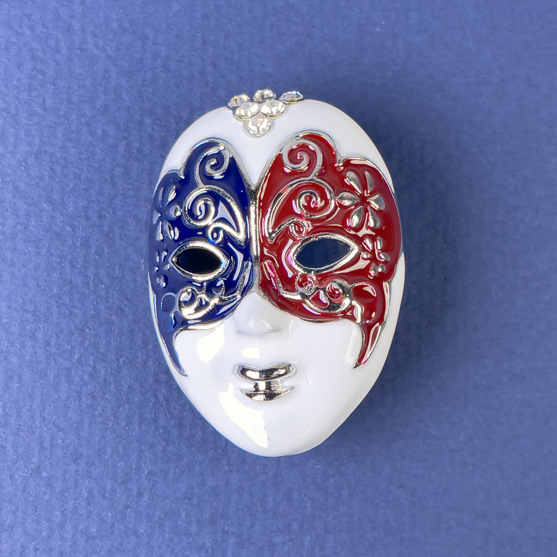 סיכת חזה «מסכה» לבנה שחורה בורדו אמייל זרקונים מתכת כסופה 27×39 מ״מ+