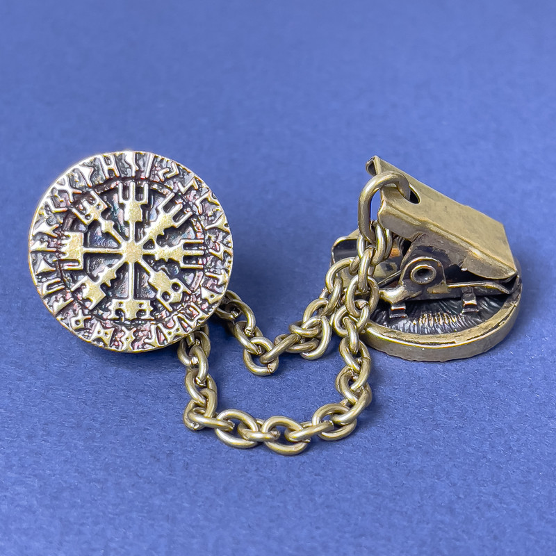 סיכת קרדיגן בצבע ברונזה, קוטר 20 מ״מ ±, שרשרת אורך כ-9 ס״מ+