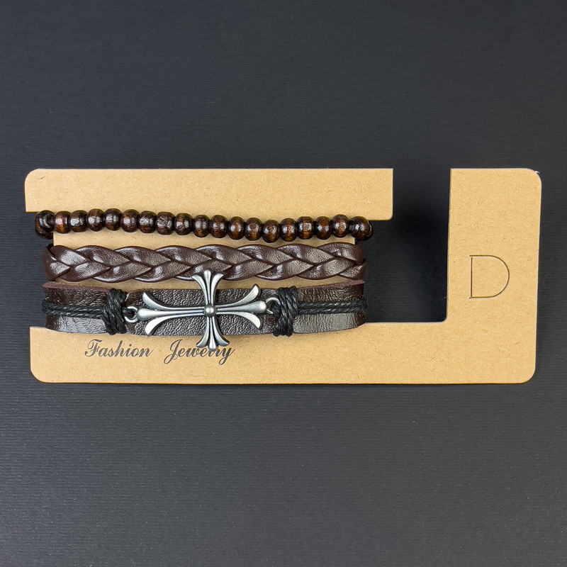 צמיד תלת-שכבות מעור אקולוגי עם מוטיב צלב בסגירה, אורך 18–24 ס״מ, חום כהה