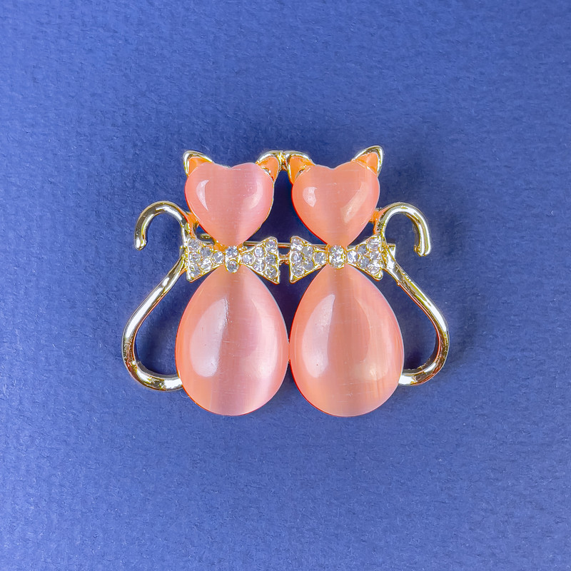 סיכת תכשיט חתולים עם עין החתול ורודה, קריסטלים לבנים, מתכת זהובה, קוטר 31×38 מ״מ +