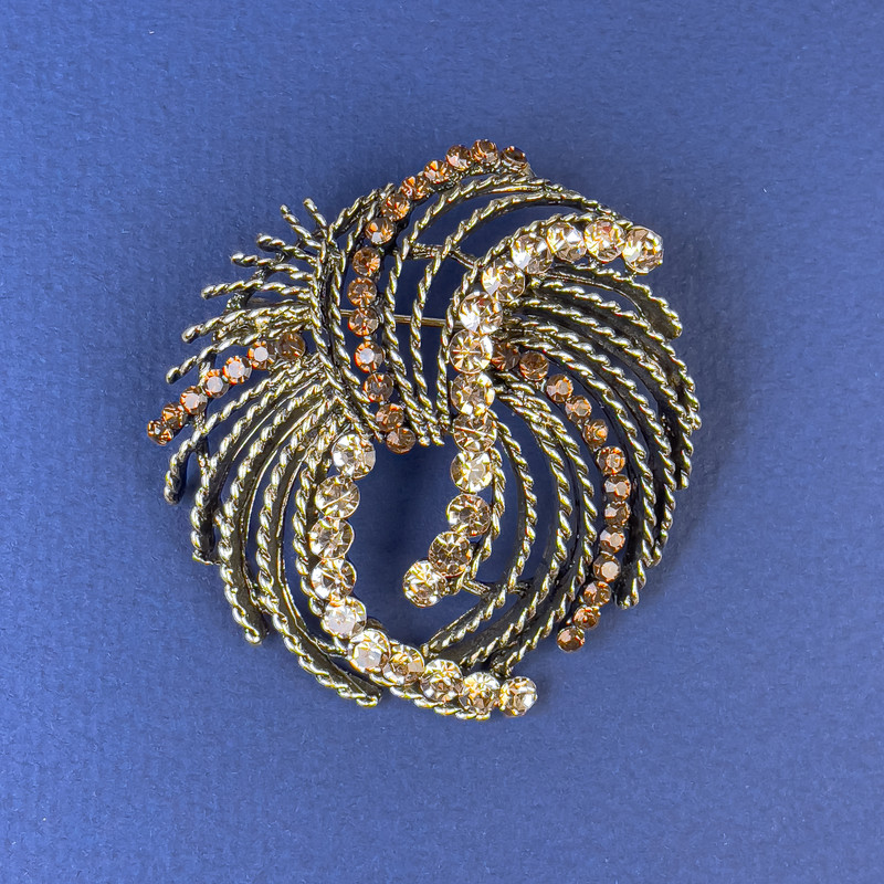 סיכת תכשיט הבלטה בצבעים חומים בהירים וחומים, מתכת ברונזה זהובה, קוטר 50 מ״מ +