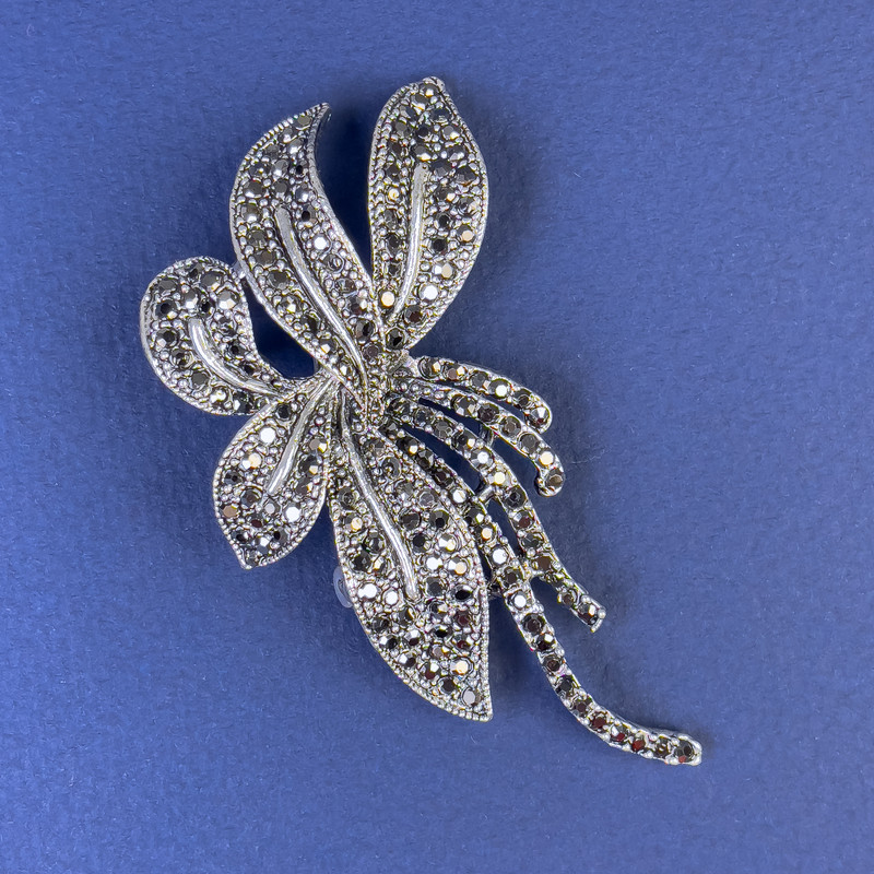 סיכה עם קריסטלים אפורים, מתכת כסופה כהה, קוטר 70×35 מ״מ +