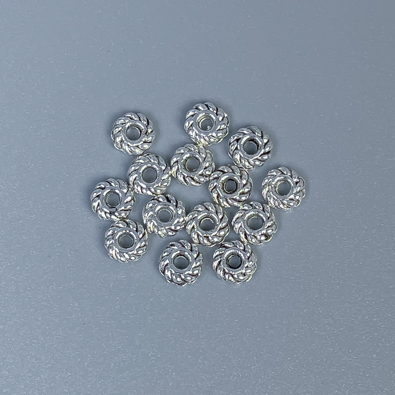 אביזרי חרוז-שיבוץ בצבע כסף, קוטר 4×1 מ״מ ± פתח, קוטר 1 מ״מ ± אריזה 22 יח'