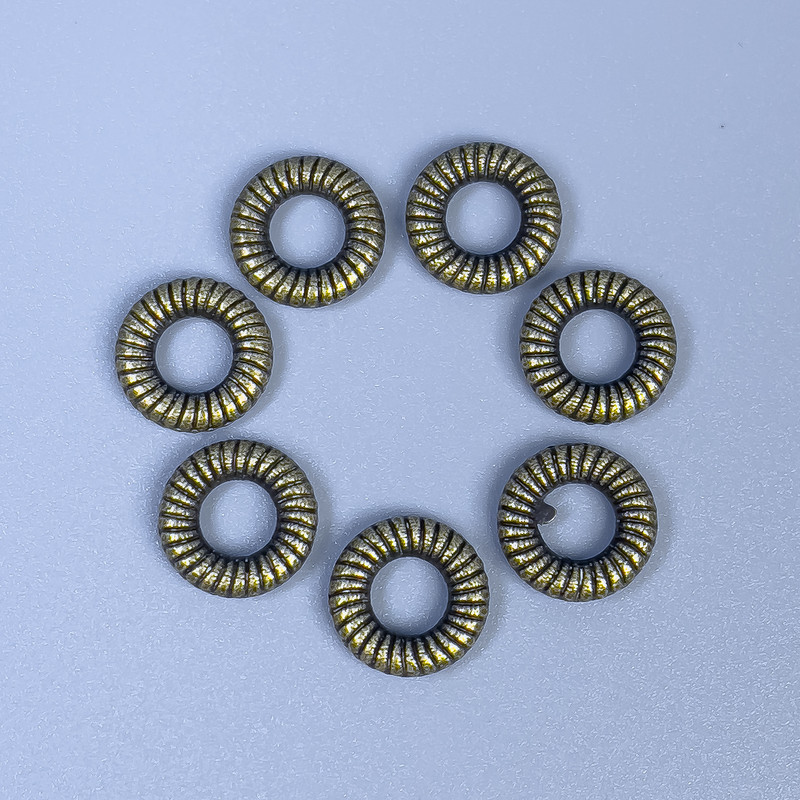 אביזרי חרוז-הכנסה בצבע ברונזה, קוטר 9×2 מ״מ, פתח כ-4 מ״מ, אריזה 36 יח׳