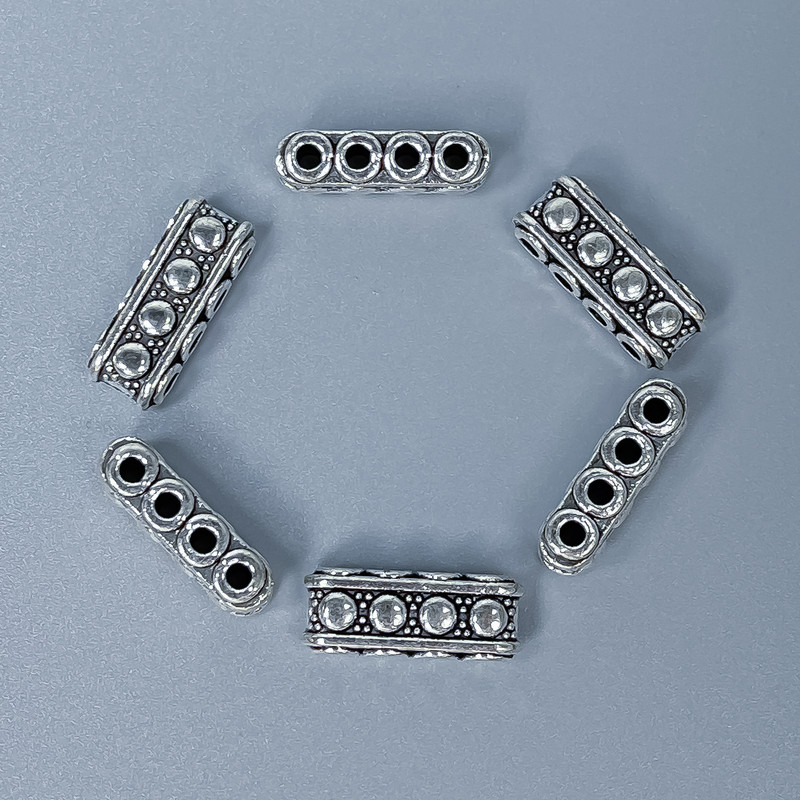 אביזרי הפרדת שורות – תוספת בצבע מתכת כסוף, מידות 7×5×17 מ״מ ± פתח, קוטר 1.8 מ״מ ± אריזה 20 גרם (~ 10 יח)