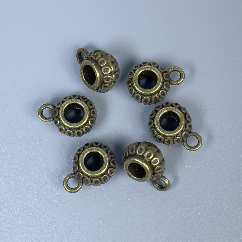 אביזרי בייל בצבע מתכת ברונזה, ממדים 12×8×6 מ״מ +/- פתחים, קוטר 4 מ״מ +/-, קוטר 2 מ״מ +/- אריזה 20 גרם (~18 יחידות)