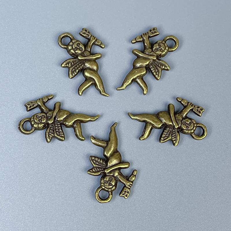 אביזרי תלייה - קופידון, בצבע ברונזה, מידות 23×14×3 מ״מ ± פתח בקוטר 2.5 מ״מ ± אריזה 20 גרם (~12 יח)