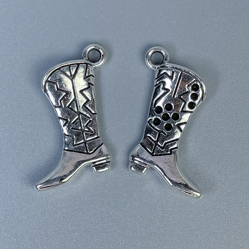 אביזרי תלייה: מגפיים בצבע מתכת כסף, מידות 22×14×2 מ״מ ± פתח, קוטר 2.5 מ״מ ± אריזה 8 יחידות