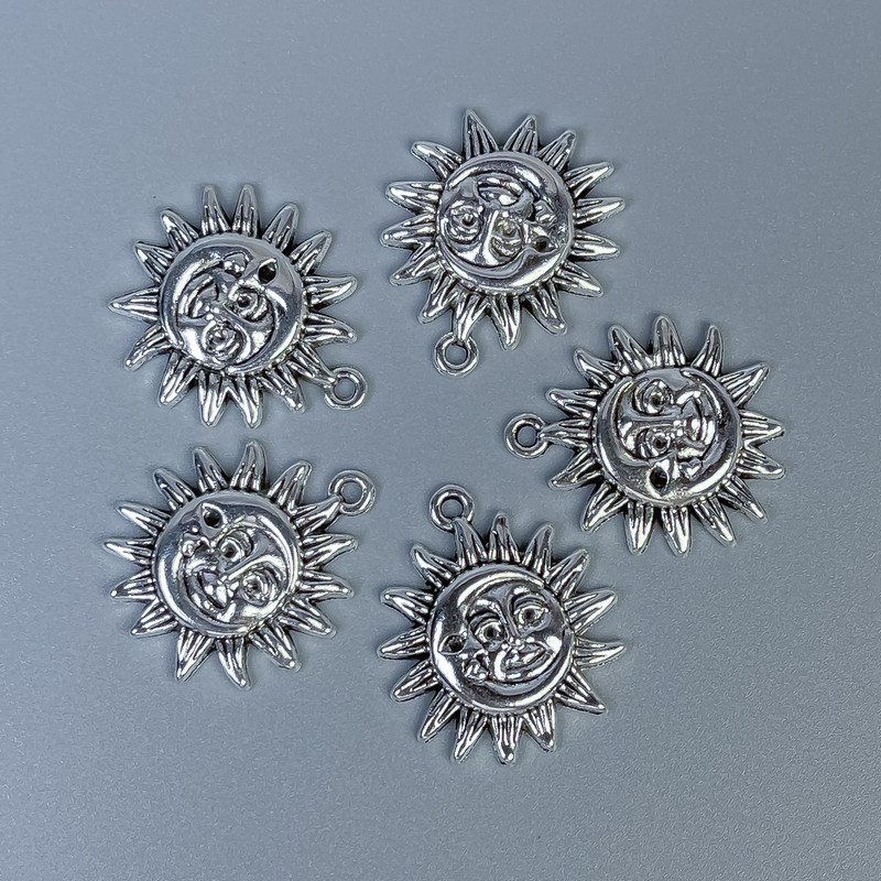 אביזרי תלייה שמש ירח, צבע המתכת כסף, מידות 20×23×3 מ״מ, ±פתח בקוטר 1.5 מ״מ, אריזה 10 יחידות