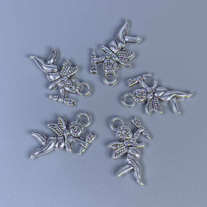 אביזרי תליון קופידון בצבע כסף, מידות 23×14×3 מ״מ ± פתח, קוטר 2.5 מ״מ ± אריזה 20 גרם (~ 12 יח')