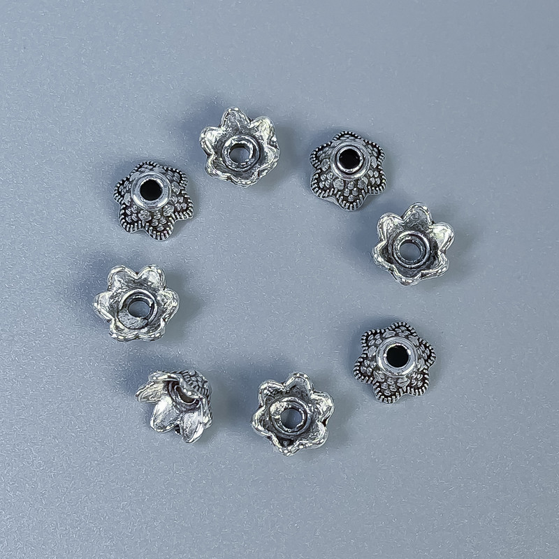 אביזר כיסוי קצה לפנינה, צבע המתכת כסף, d8x4,5x1 מ״מ ± פתח, קוטר 2 מ״מ ± אריזה 32 יחידות