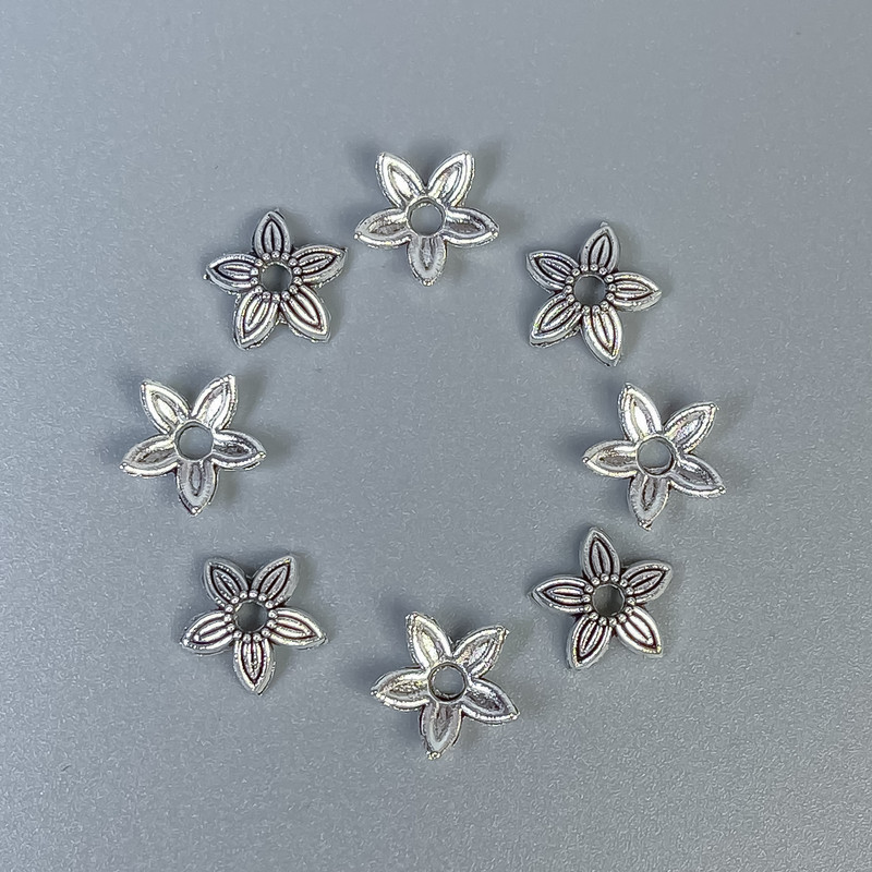 אביזרי כובע חרוזים בצבע כסף, קוטר 8×1 מ״מ ± פתח, קוטר 1.8 מ״מ ± אריזה 20 גרם (~ 100 יחידות)