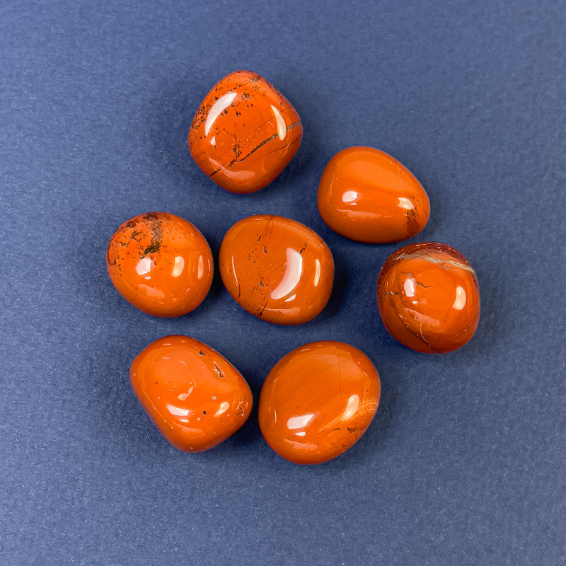 מזכרת: אבן טבעית ג'ספר אדומה מחורצת ~ מידות 14–16 מ״מ (+-) ~ משקל 6–8 גרם ~ ליחידה. (מחיר ל-100 גרם.)