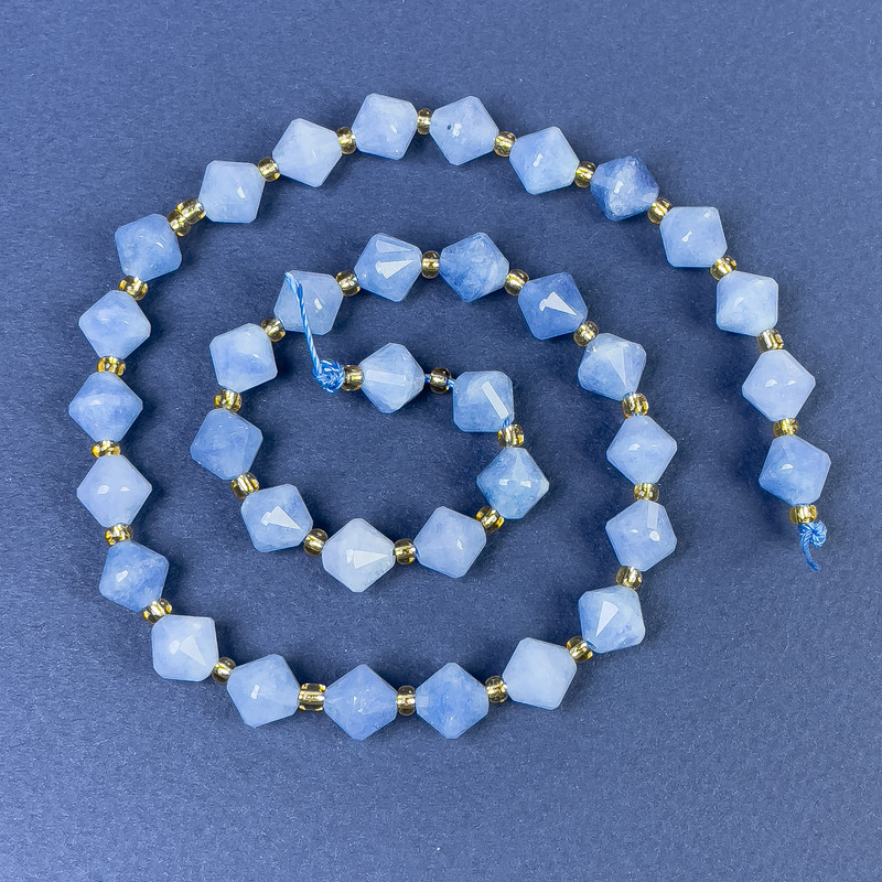 חרוזי אקוומרין מחורצים בצורת יהלום 8×8 מ״מ + עם חרוזים על החוט, אורך 37 ס״מ+