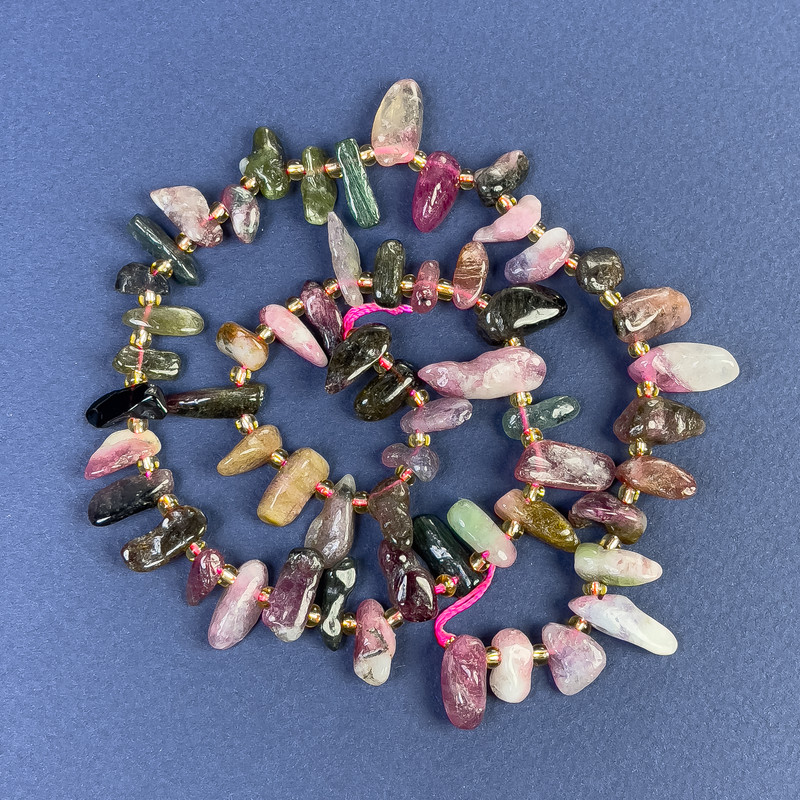 חרוזי טורמלין גליוובקה 6–14×4 מ״מ+- על חוט עם חרוזים, אורך 39 ס״מ