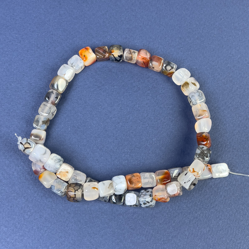 חרוזי א agat ורידי הדרקון קובייתיים 7×7 מ"מ +- על חוט, אורך 37 ס"מ+