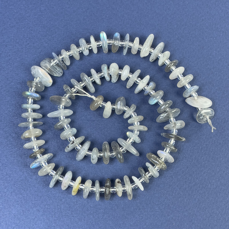 חרוזי לאברדרייט גרגריים 9–12×3 מ״מ על חוט, אורך 40 ס״מ+