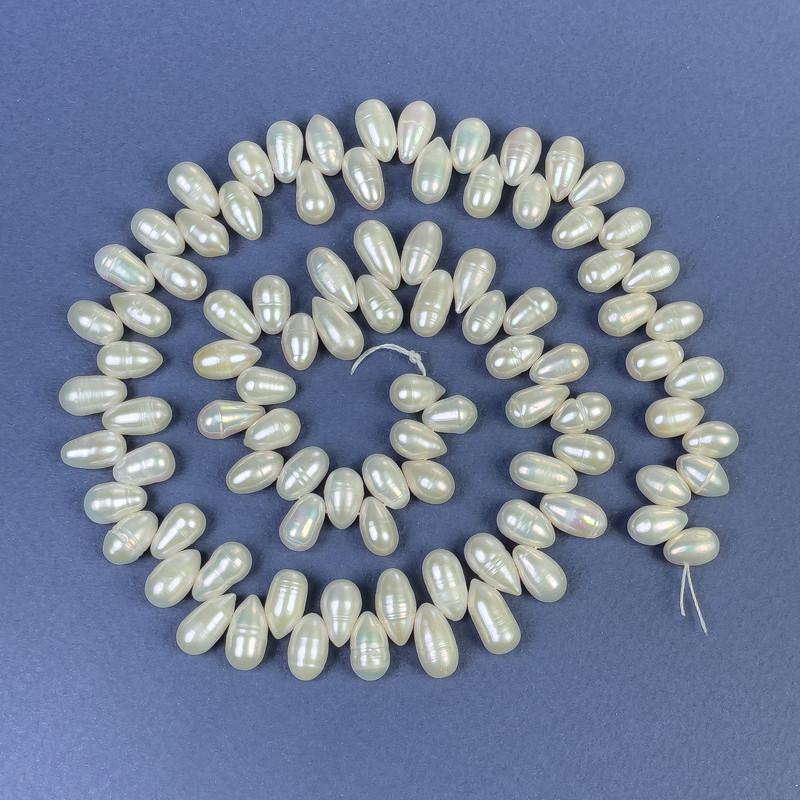 פנינים נהריים אובליות "פרפר" 9×6 מ״מ ± על חוט דייג, אורך 41 ס״מ+