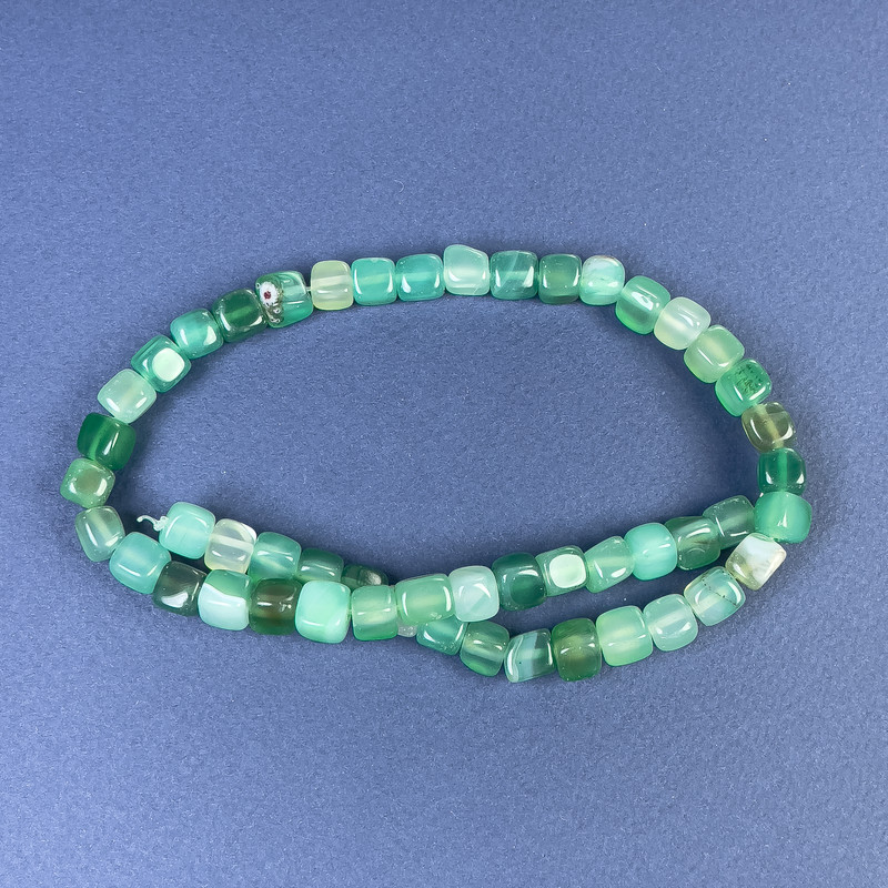 חרוזי אגט בצורת קובייה 7×7 מ״מ +/- על חוט, אורך 37 ס״מ+